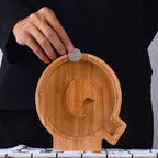 Tirelire en forme de lettre et en bois